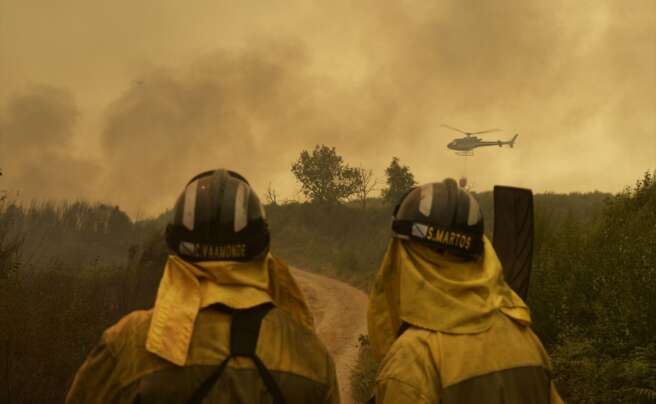 Bomberos en tareas de extinción en el incendio de Chandrexa de Queixa (Ourense) el pasado verano. Rosa Veiga / Europa Press