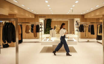 Trabajadora en una tienda de Zara