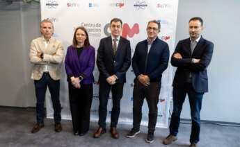 El conselleiro de Educación, Ciencia, Universidades e FP, Román Rodríguez, durante la visita al CIM de Mestrelab