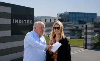 Montaje con una imagen de Amancio y Marta Ortega, fundador y presidenta no ejecutiva de Inditex, ante la sede del grupo en Arteixo (A Coruña)