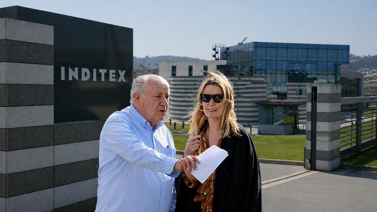 Montaje con una imagen de Amancio y Marta Ortega, fundador y presidenta no ejecutiva de Inditex, ante la sede del grupo en Arteixo (A Coruña)