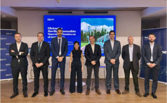 (de izda. a dcha.): Carlos Bermúdez, e-movility Repsol España; Manuel Otero, director Soluciones de BBVA en la Regional Noroeste; Pablo Fernández Vila, director del INEGA; Begoña Cuetos, directora de Banca de Empresas e Instituciones de la Regional Noroeste de BBVA; Manuel Martínez, director general del Grupo TT; Carlos Martínez, e-mobility BBVA en España; Jesús Uriz, director financiero del Grupo Monbus; y Javier Cebey, gestor de financiación sostenible de BBVA en Galicia.