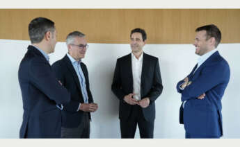 De izquierda a derecha, Carlos Bermúdez, responsable de Acuerdos Estratégicos y Posicionamiento de Movilidad Eléctrica de Repsol; Oliver Fernández, responsable de movilidad eléctrica de Repsol; Carlos Martínez, responsable de Movilidad Sostenible de BBVA en España y Ángel Giménez, responsable de Sostenibilidad y Energía de BBVA en España.