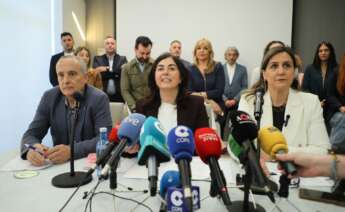 La nueva alcaldesa de Lugo, Elena Candia (c), junto a la concejala tránsfuga del PSOE, María Reigosa (d), tras registrar la moción de censura / Europa Press