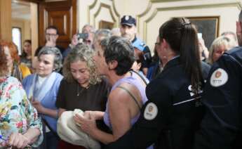 Varios vecinos interrumpen el último pleno ordinario en Lugo antes de la moción de censura el próximo 7 de mayo, en el Ayuntamiento de Lugo / Europa Press