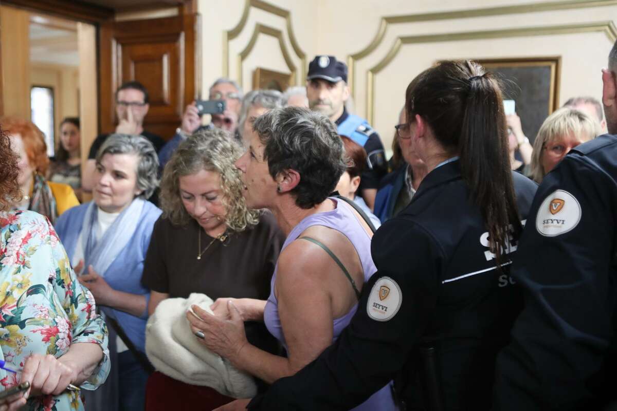 Varios vecinos interrumpen el último pleno ordinario en Lugo antes de la moción de censura el próximo 7 de mayo, en el Ayuntamiento de Lugo / Europa Press