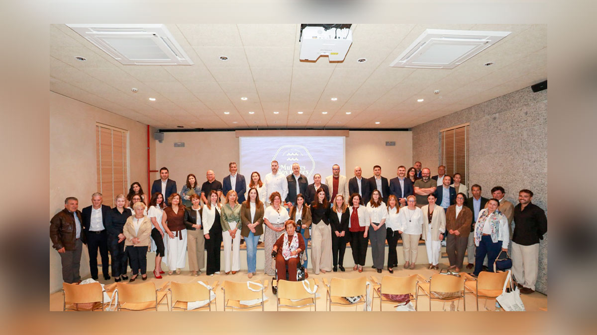 Foto de familia de la tercera edición del foro “Mulleres dos Mares”