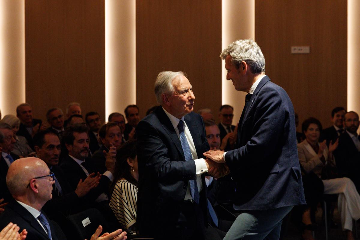 José González, presidente de Luckia, recibe el saludo del presidente de la Xunta, Alfonso Rueda / Xunta