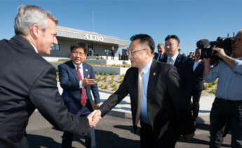 El presidente de la Xunta, Alfonso Rueda, saluda a directivos de Shanghai Kaichuang durante la inauguración de las instalaciones de Albo en la Plisan / Xunta