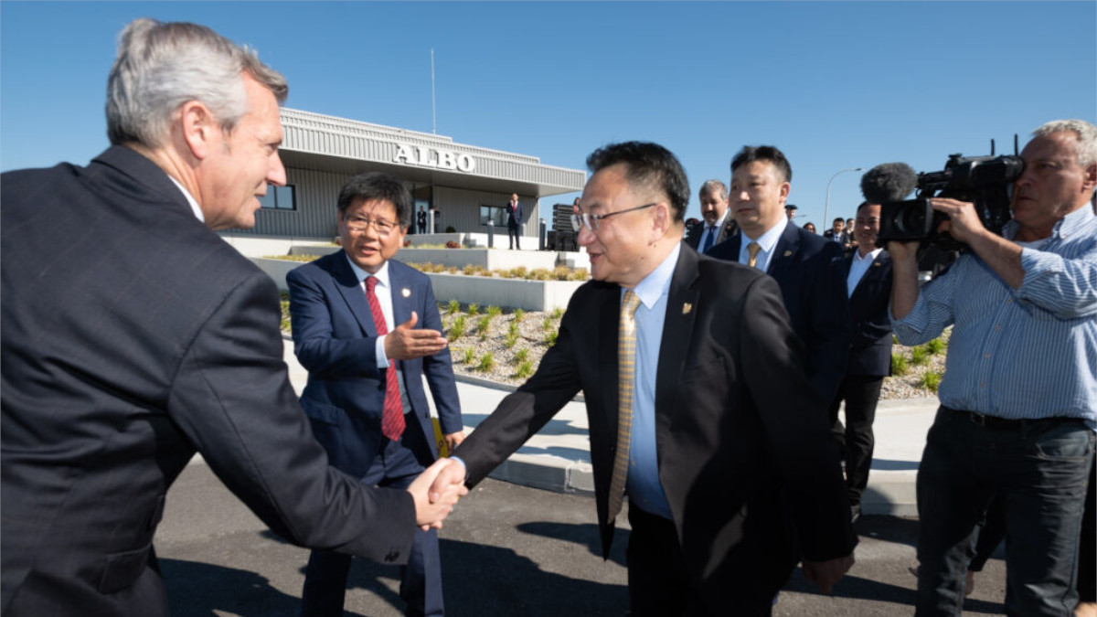 El presidente de la Xunta, Alfonso Rueda, saluda a directivos de Shanghai Kaichuang durante la inauguración de las instalaciones de Albo en la Plisan / Xunta