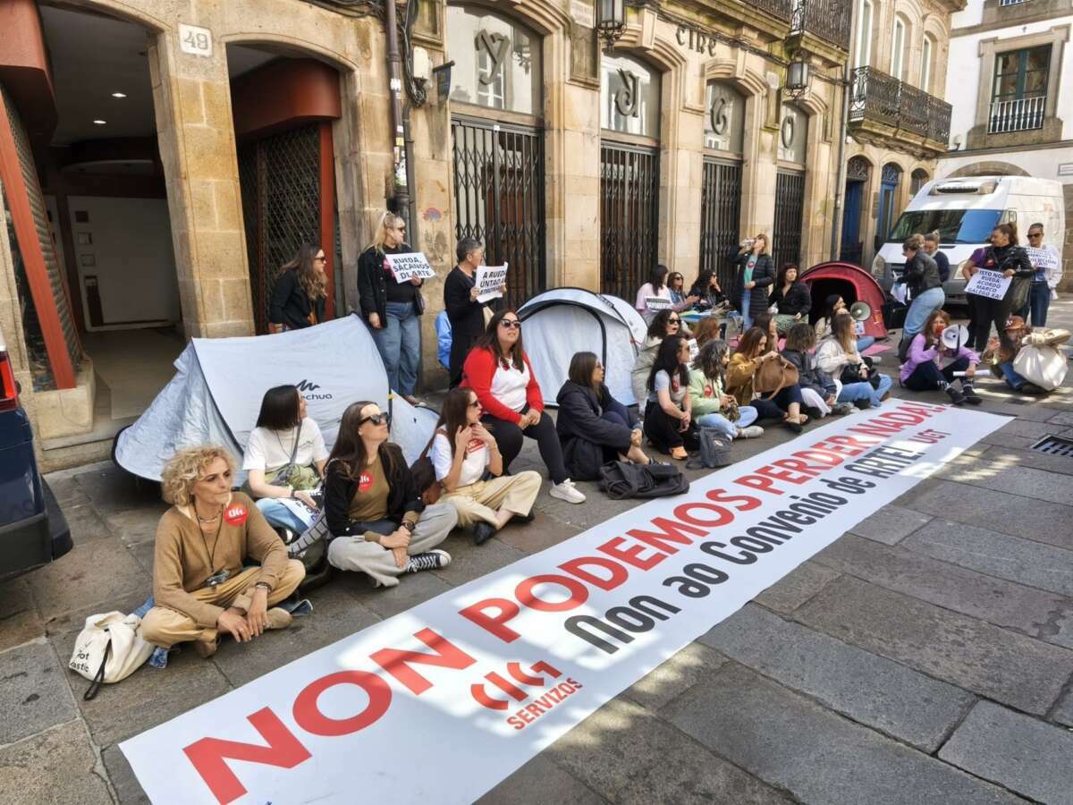Acampada de los trabajadores del sector del comercio textil en Santiago de Compostela / Europa Press