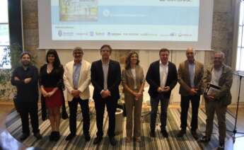 Los periodistas de ED Galicia, Rubén Rodríguez y Cristina Díaz Pardo; el director técnico del Atlas Urbano, Xosé Gabriel Vázquez; el director del grupo Economía Digital, Bernat García; la conselleira de Medio Ambiente, Ángeles Vázquez; el presidente de la Deputación da Coruña, Valentín González Formoso; el director de Economía Digital Galicia, Julián Rodríguez, y el catedrático de Ingeniería Química de la USC, Gumersindo Feijóo