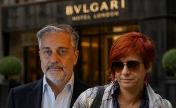Montaje de José Leyte y Sandra Ortega detrás de la entrada de un hotel Bulgari
