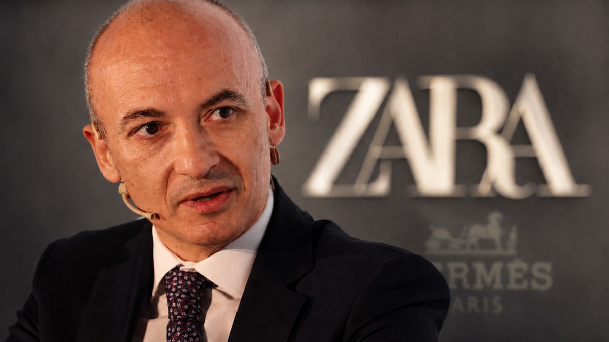 Montaje de una foto de archivo del CEO de Inditex, Óscar García Maceiras, con los logos de Zara y Hermès de fondo