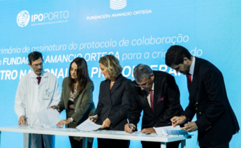 Flora Pérez Marcote en la firma del convenio de colaboración con el Instituto Oncológico de Oporto