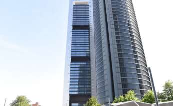Desalojada la Torre Moeve de Madrid por un incendio en el interior del edificio