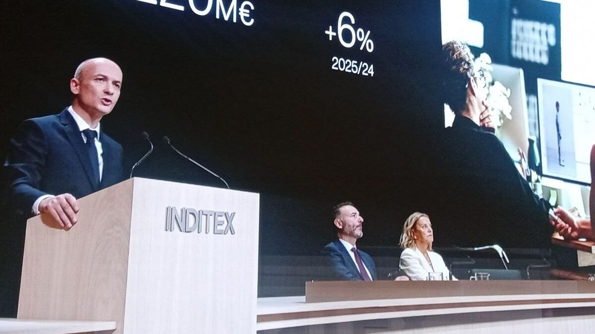 El CEO de Inditex, Óscar García Maceiras, junto a Roberto Cibeira y Marta Ortega durante su intervención en la junta general de accionistas de 2026 / C.D.P.