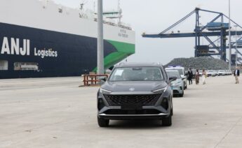 El presidente de la Xunta, Alfonso Rueda, y el vicepresidente de SAIC Motor, Wu Bing, durante el acto de recepción del primer portavehículos en el puerto exterior de Ferrol / Xunta
