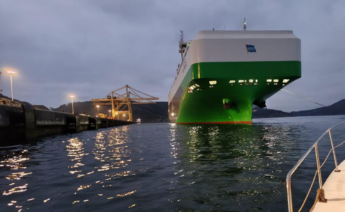 El 'Angie Forever' en el puerto de Ferrol para desembarcar los vehículos de SAIC / Autoridade Portuaria de Ferrol