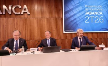 De izquierda a derecha, Francisco Botas, Juan Carlos Escotet y Javier de Francisco / Abanca
