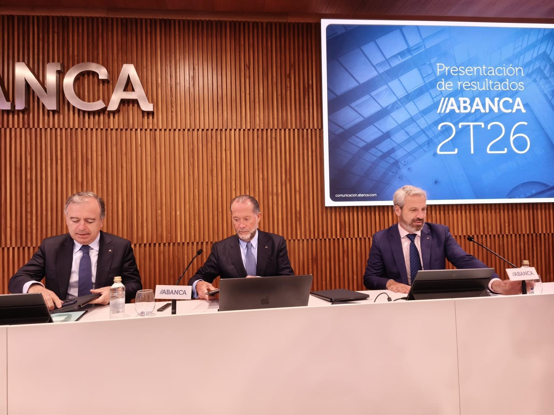 De izquierda a derecha, Francisco Botas, Juan Carlos Escotet y Javier de Francisco / Abanca