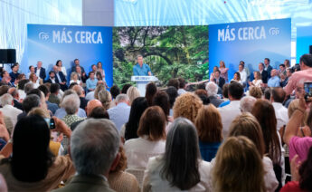 El presidente del Partido Popular, Alberto Núñez Feijóo, durante el acto de presentación de los candidatos a las capitales de provincia para las elecciones municipales de 2027, en Santiago