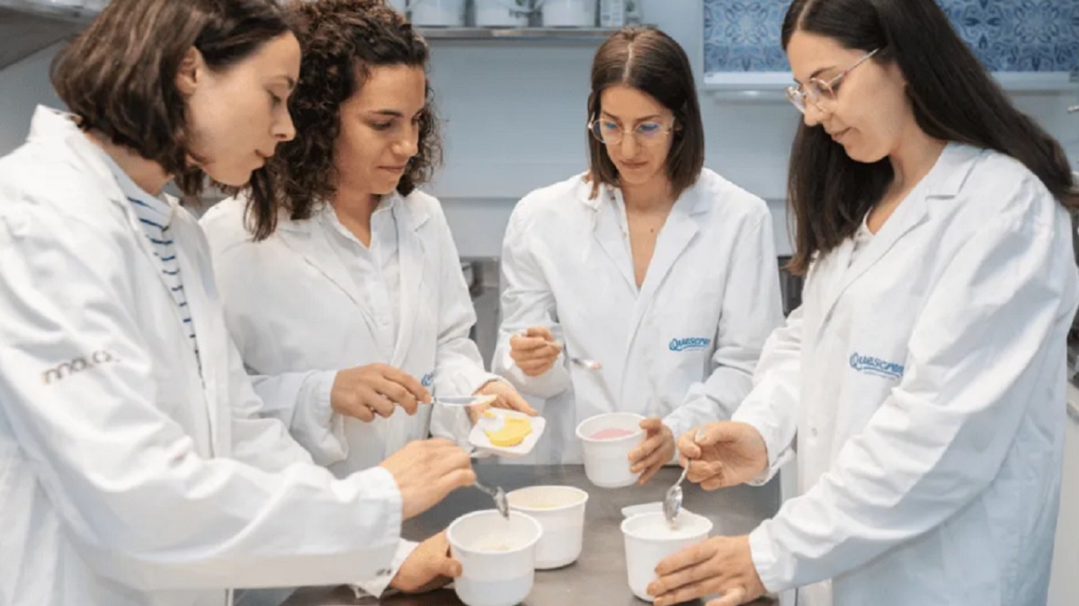 Trabajadoras de Quescrem en la factoría de Castro de Rei, en Lugo