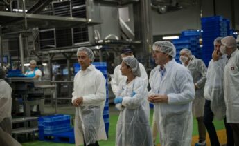 Imagen de la visita de la conselleira do Mar, Marta Villaverde, a las instalaciones de Jealsa en Boiro / Xunta