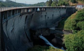 Embalse de Eiras entre Fornelos de Montes y Ponte Caldelas,