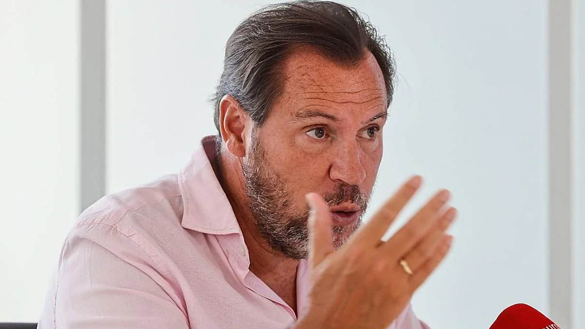 El ministro de Transportes y Movilidad Sostenible, Óscar Puente, en una entrevista con Europa Press en la Casa Mediterráneo en Alicante