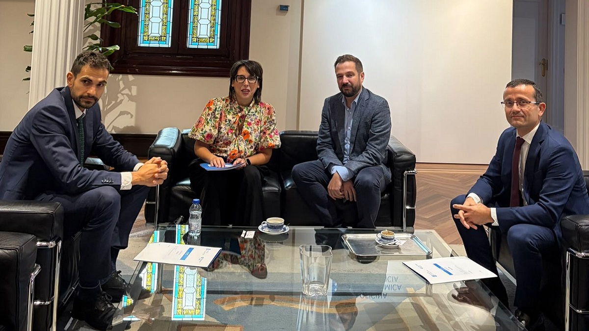 La conselleira de Economía e Industria, María Jesús Lorenzana, y miembros de su departamento, se reúnen con el director de Operaciones de Alcoa en España, Álvaro Dorado