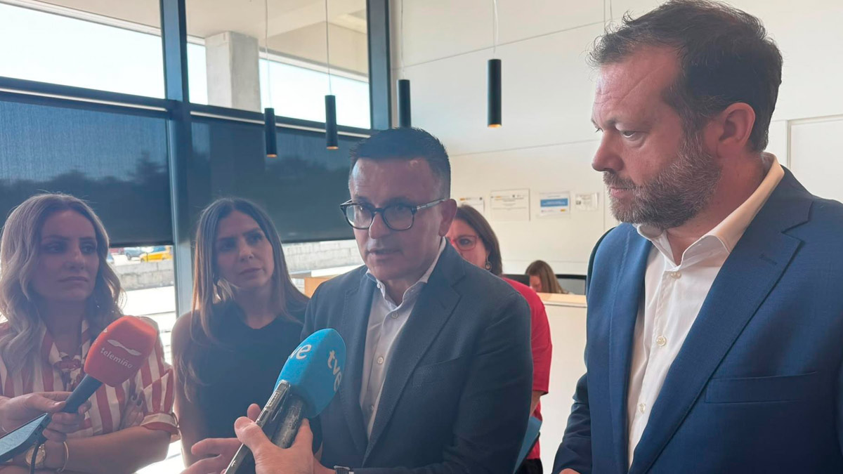 El conselleiro de Emprego, Comercio e Emigración, José González, visita el Grupo Cuevas en Ourense