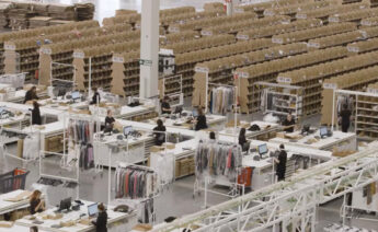 operarios trabajando en una fábrica de Inditex
