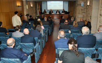 El exconselleiro y presidente del Clúster Textil Moda de Galicia, Javier Guerra, junto al editor de Economía Digital, Juan García, el catedrático emérito de Economía Aplicada y expresidente de la Xunta Fernando González Laxe, y Paulo Vaz, administrador ejecutivo de Exponor