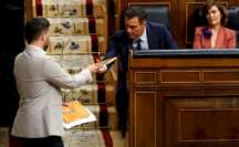 El portavoz de ERC, Gabriel Rufián, de pie, entregando a Sánchez un ejemplar del libro de cuentos escrito por Junqueras en prisión en julio. Foto: EFE/Ballesteros