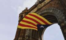 Una bandera independentista en el Arc de Triomf de Barcelona | Archivo