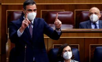 El presidente del Gobierno, Pedro Sánchez, responde a una pregunta en presencia de su vicepresidenta primera, Carmen Calvo, durante una sesión de control al Gobierno. EFE/Mariscal