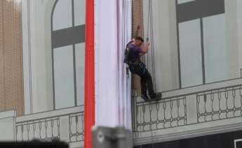 Un operario trabaja en la colocación de una nueva lona del PSOE en la céntrica plaza de Callao de cara a las elecciones regionales, este miércoles, en Madrid. EFE/Rodrigo Jiménez