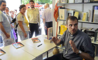 El obispo emérito de Solsona, Xavier Novell, firmando su libro 'Carta a los Jóvenes' en la Feria del Libro de Madrid, en 2011. EFE/Kiko Huesca