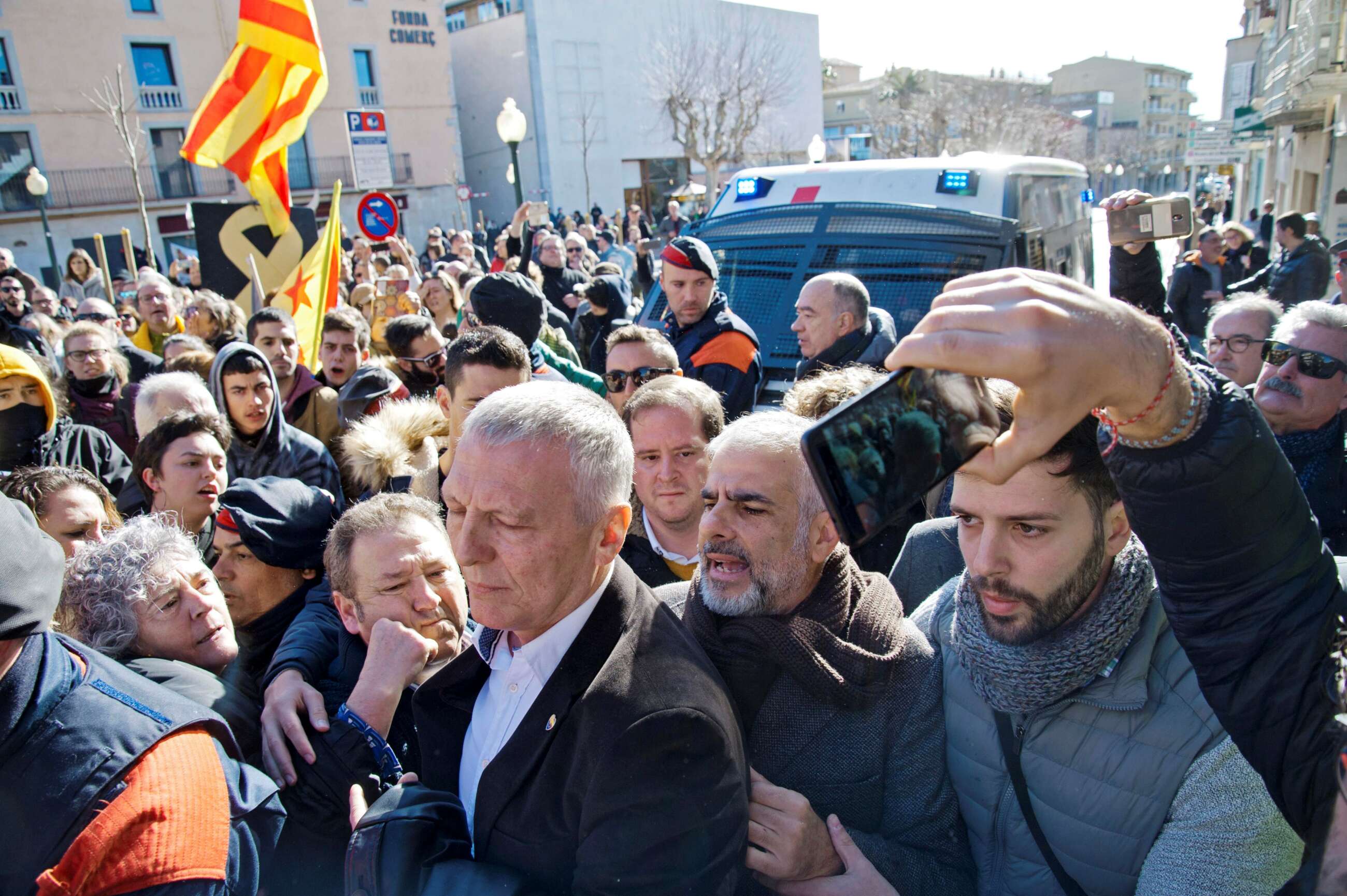 GRAF5674. TORROELLA DE MONGRÍ (GIRONA), 26/01/2019.- El portavoz de Ciudadanos en el Parlament, Carlos Carrizosa (2d), ha sido abucheado por manifestantes convocados por la Forja, entidad de la izquierda independentista, durante la visita que ha realizado esta sábado en Torroella de Montgrí (Girona). EFE/Robin Townsend.