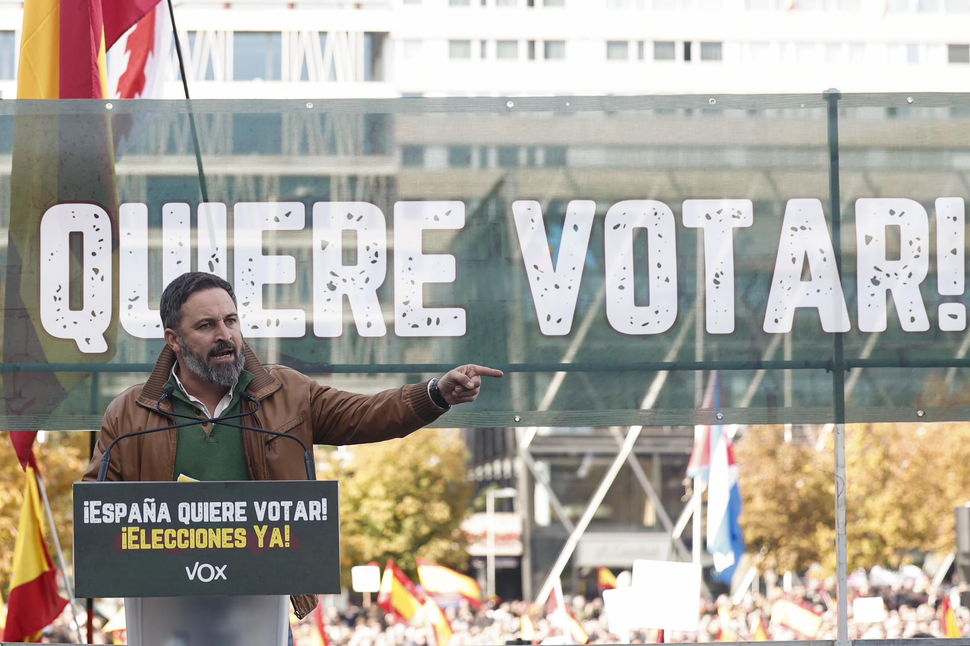 El líder de VOX, Santiago Abascal, interviene en la concentración convocada por la formación este domingo en la Plaza de Colón de Madrid, contra el Gobierno y la reforma de la ley de sedición. EFE/ Sergio Perez