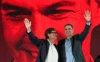 El presidente del Gobierno y secretario general del PSOE, Pedro Sánchez, y el líder del PSC, Salvador Illa, durante un acto de apoyo al candidato socialista en Barcelona. EFE/Alejandro García.