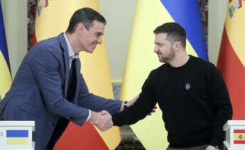 El presidente del Gobierno, Pedro Sánchez saluda al presidente ucraniano, Volodymyr Zelensky. EFE/SERGEY DOLZHENKO
