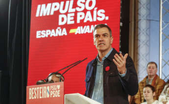 LUGO, 27/01/2024.-El secretario general del PSOE y presidente del Gobierno, Pedro Sánchez, arropa al candidato del PSdeG a la Presidencia de la Xunta, José Ramón Gómez Besteiro, en un acto de precampaña en Lugo en el que intervendrá la vicesecretaria general de los socialistas gallegos, Lara Méndez, y la alcaldesa de la ciudad, Paula Alvarellos.- EFE/ Eliseo Trigo