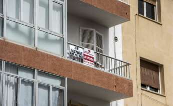 Una vivienda con varios carteles que anuncian su venta. Foto: EFE.
