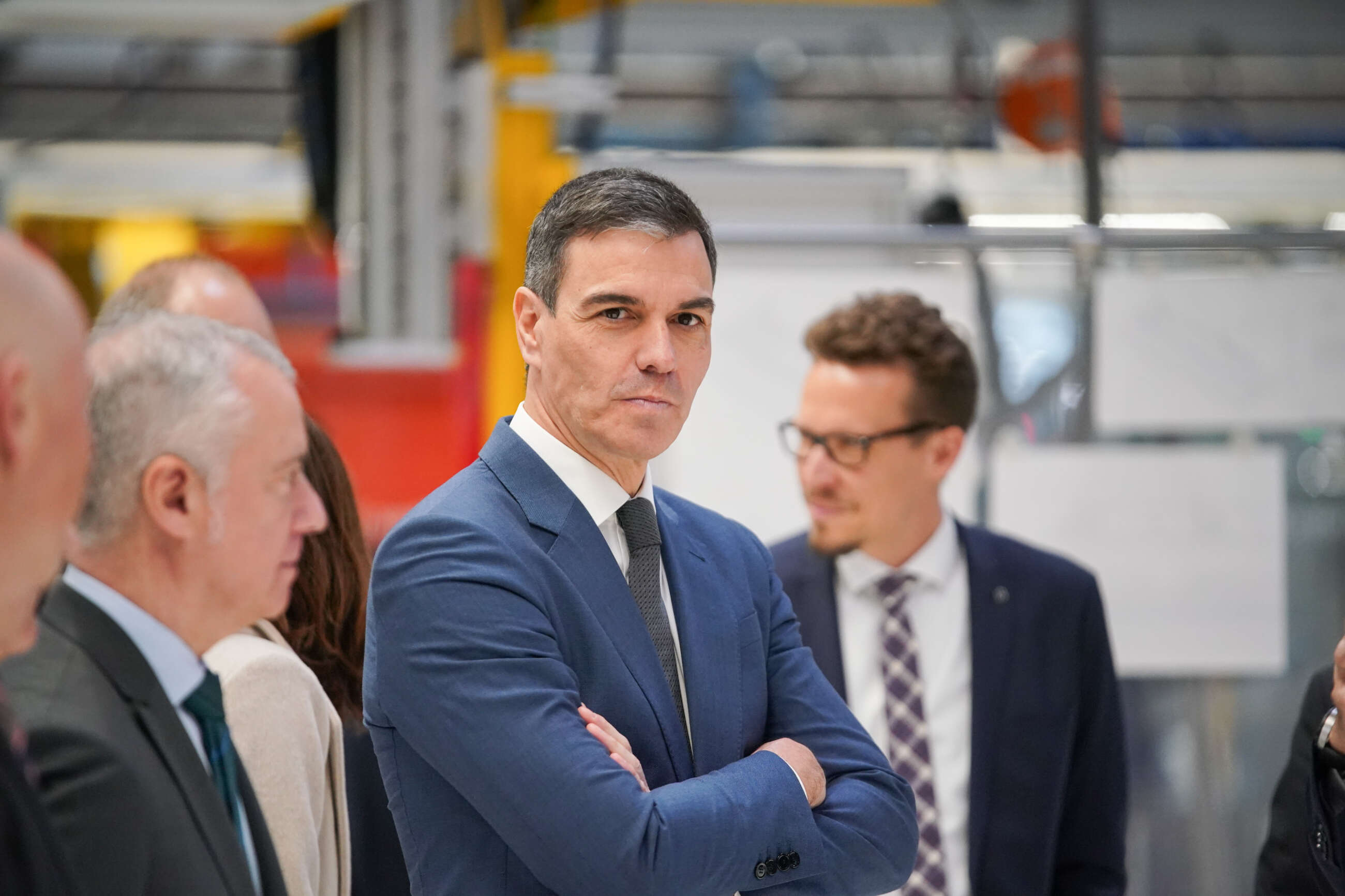 El presidente del Gobierno, Pedro Sánchez, durante una visita a la planta de Mercedes Vitoria, a 25 de marzo de 2024, en Vitoria-Gasteiz, Álava, País Vasco (España). Mercedes Vitoria ha dado a conocer hoy las obras de ampliación, rediseño y adecuación de sus instalaciones para producir el vehículo eléctrico a partir de 2026. El evento de presentación ha contado con una visita a la planta de producción y de una amplia representación de la multinacional alemana. 26 MARZO 2024;ÁLAVA;SÁNCHEZ;PLANTA;MERCEDES Iñaki Berasaluce / Europa Press 22/3/2024