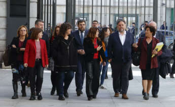 MADRID, 14/03/2024.- Los diputados de ERC Teresa Jordá (2i, delante) y Pilar Vallugera (d), acompañados por el líder de la formación política, Oriol Junqueras (c), y por la vicesecretaria general de acción política de ERC, Sara Bailac (i, delante), entre otros, a su llegada este jueves al Congreso de los Diputados para asistir al pleno del Congreso en el que, entre otros puntos, se aprobará la ley de amnistía, que pasará al Senado después de ser modificada con los cambios que demandaban Junts y ERC y a la espera del contenido final de los informes pedidos al Consejo General del Poder Judicial y la Comisión de Venecia. EFE/ Zipi