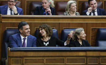 MADRID, 14/03/2024.- El presidente del Gobierno, Pedro Sánchez, conversa con la ministra de Hacienda, María Jesús Montero (c), durante el debate de la Ley Orgánica de amnistía para la normalización institucional, política y social en Cataluña, durante al pleno del Congreso este jueves. EFE/ Zipi