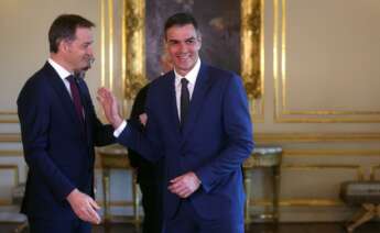 Brussels (Belgium), 17/04/2024.- Spain's Prime Minister Pedro Sanchez (R) is welcomed by Belgian King Philippe (back), Belgian Prime Minister Alexander De Croo (L) and European Council President Charles Michel (2-L) ahead of a special meeting of the European Council in Brussels, Belgium, 17 April 2024. EU leaders gather in Brussels for a two-day summit to discuss the economy and competitiveness, as well as Ukraine, Turkey and the Middle East, including Lebanon, among other issues. (Bélgica, Líbano, España, Turquía, Ucrania, Bruselas) EFE/EPA/OLIVIER HOSLET / POOL