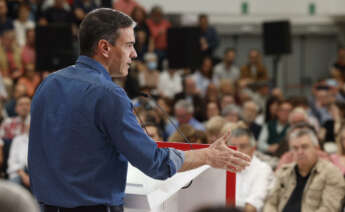 VITORIA, 06/04/2024.- El presidente del Gobierno, Pedro Sánchez, apoya en un acto electoral al candidato a lehendakari del PSE, Eneko Andueza. EFE/Miguel Toña